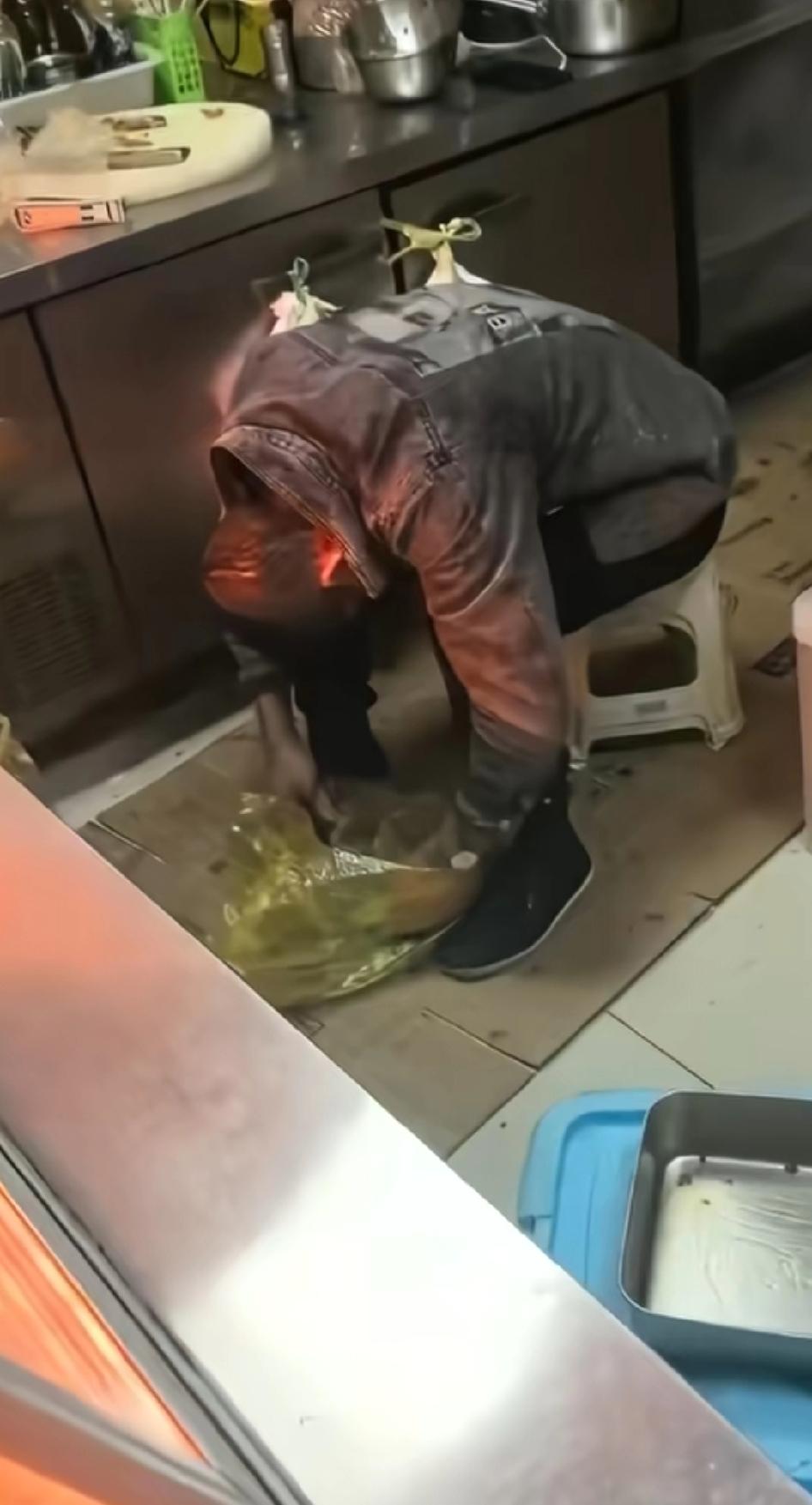 又一个实体店老板累死了,这手的颜色好像发黑了,客户在门口一直喊也没有动静傻子才