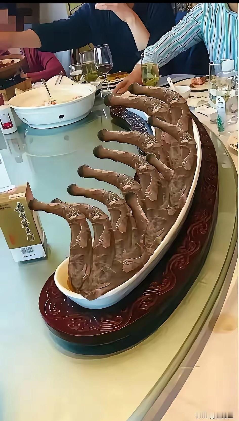 这道菜我既没有见过更没有吃过，不过能配着茅台，托盘下面用砚台支撑，好不好吃不知道