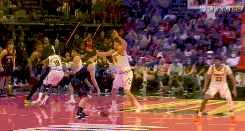 笑不活——约老师、申京2骗子互诈！图1-2：申京看时间到了主动往约老师身上撞，