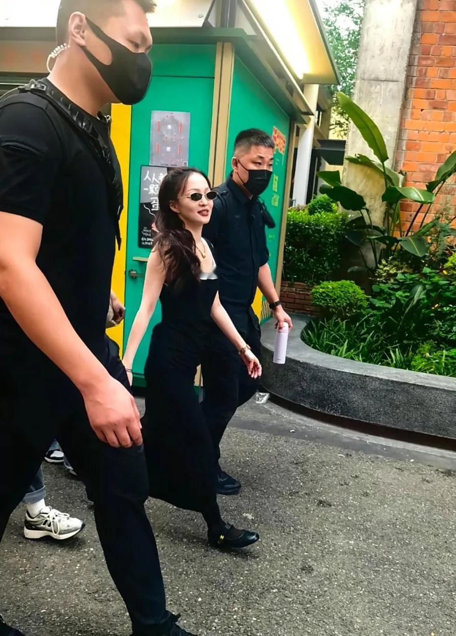 就问，这谁把女神张韶涵拍成这个样子的？几张路人镜头下的张韶涵图片，她带着墨镜