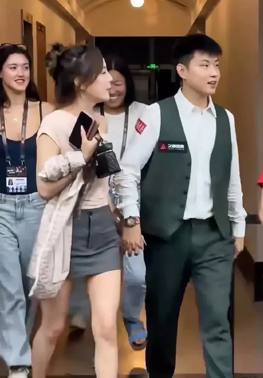 昨天晚上输球后的赵心童牵着女朋友的手离开比赛现场，看不出一丁点儿输球后沮丧的样子