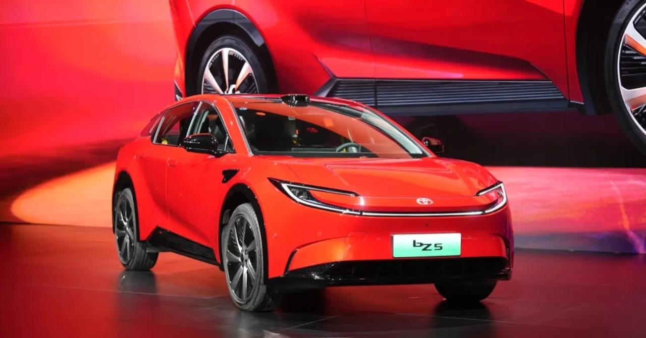 这就是赤裸裸的现实！油车30万：使用10年，油费10万，卖5万！纯电车30万