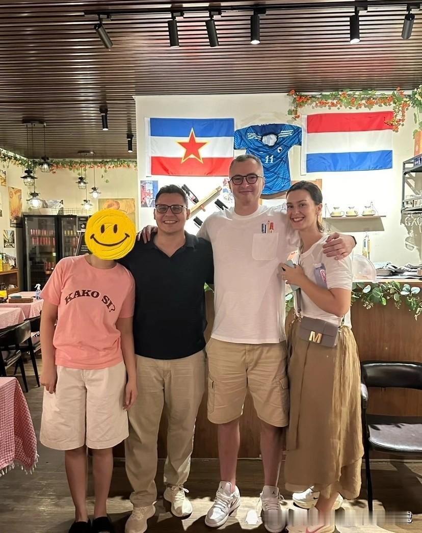 广东宏远新帅亚科夫列维奇，在东莞东城33小镇的巴尔干烤肉餐吧被球迷偶遇了。不