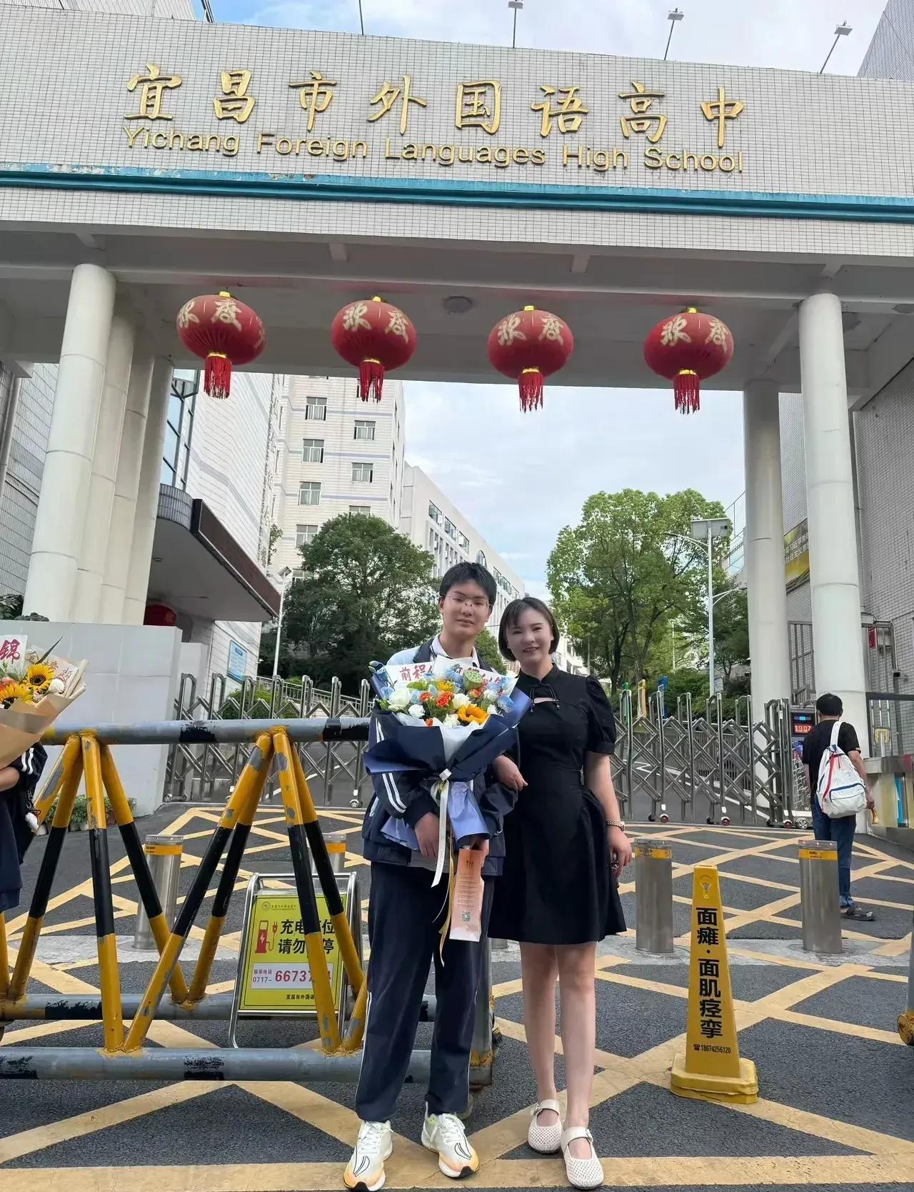 儿子，你好棒！站在宜昌市外国语高中的校门口，阳光暖暖地洒下来，照在儿子青春洋溢的