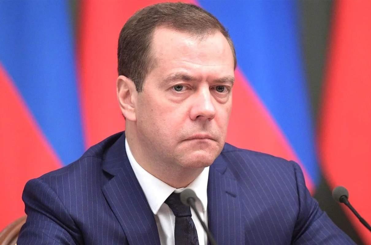 一件奇怪的事：俄罗斯前总统梅德韦杰夫称俄罗斯还有几十种尚未公开的先进武器，伊朗海