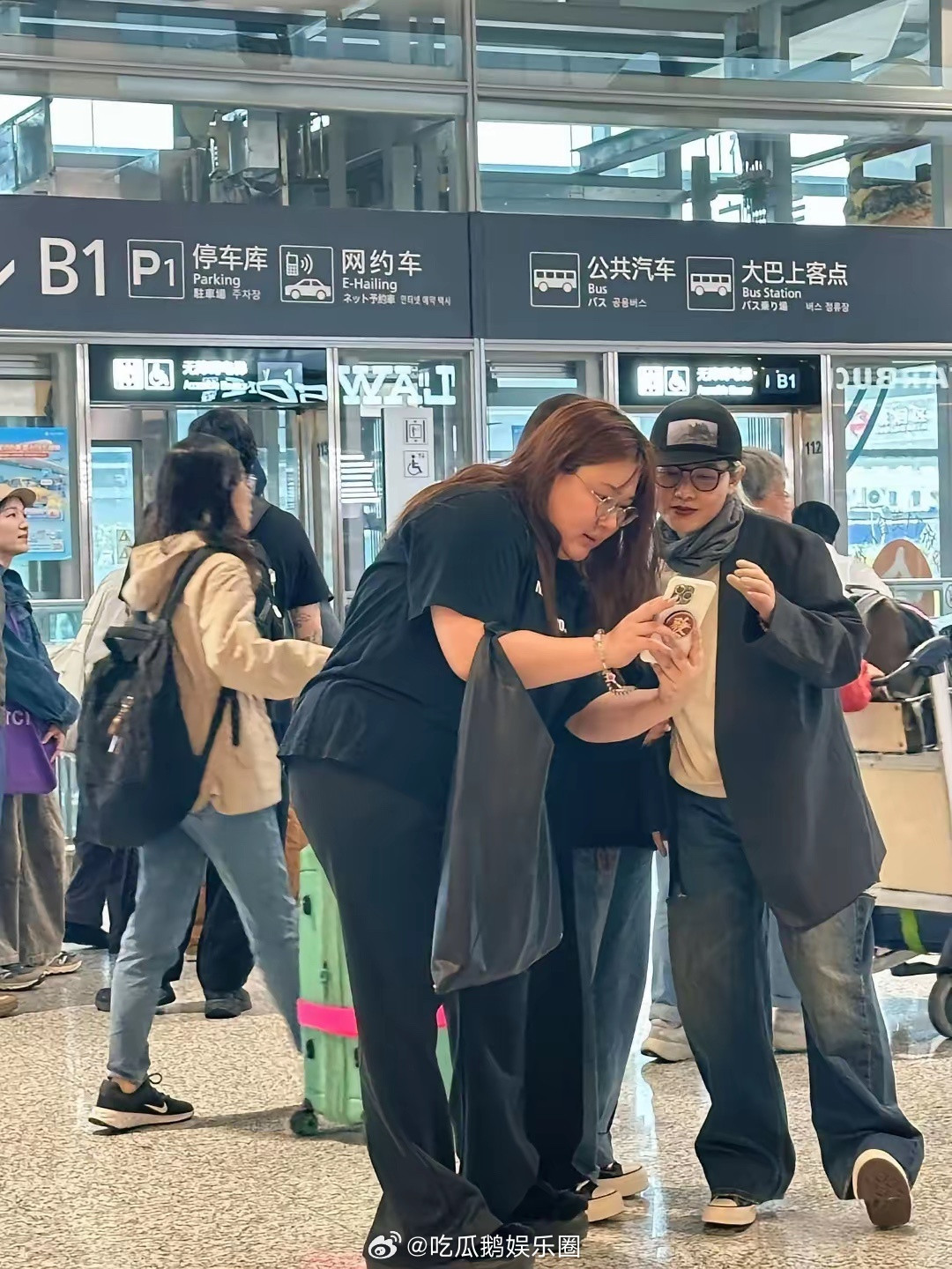 范晓萱在上海机场被偶遇，她现实中真人看起来好年轻，个子挺矮的，穿衣打扮时尚！