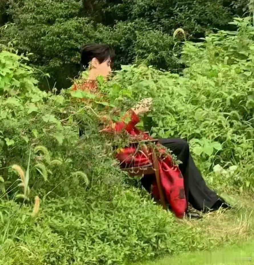 投稿：田栩宁在干啥呢，为啥穿的红衣服？结婚？拍剧？​​​