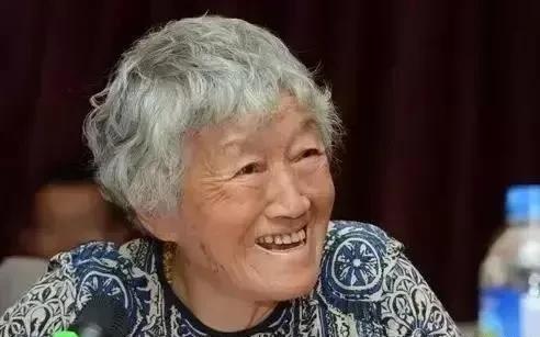 褚时健夫人马静芬接受采访时说：“我第一次看到董明珠就讨厌她，她总骂人。她在台上讲