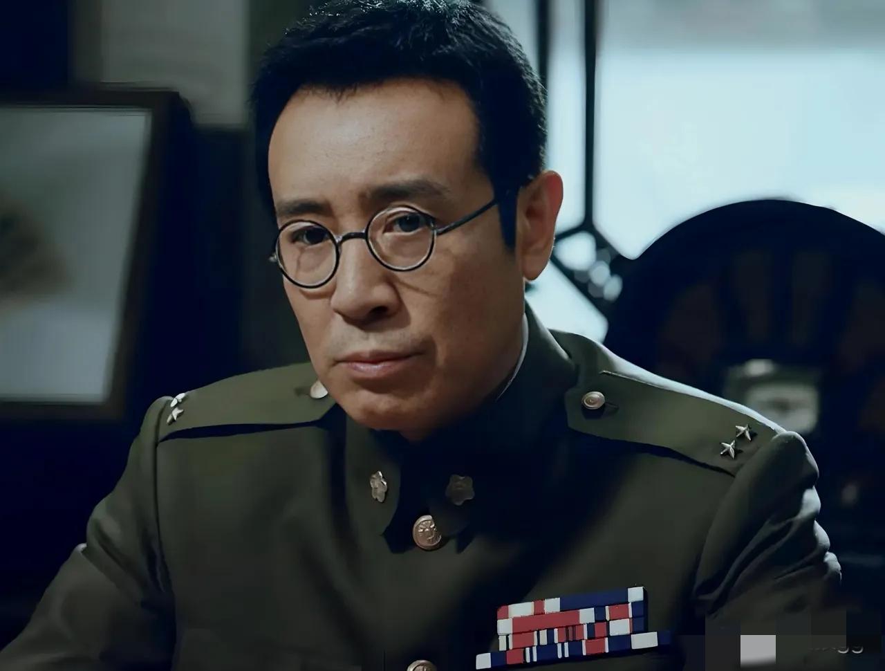 看民国剧别光盯着肩章上的星！吴石、陈宝仓都挂两颗星，可真能称得上“中将”的，从头