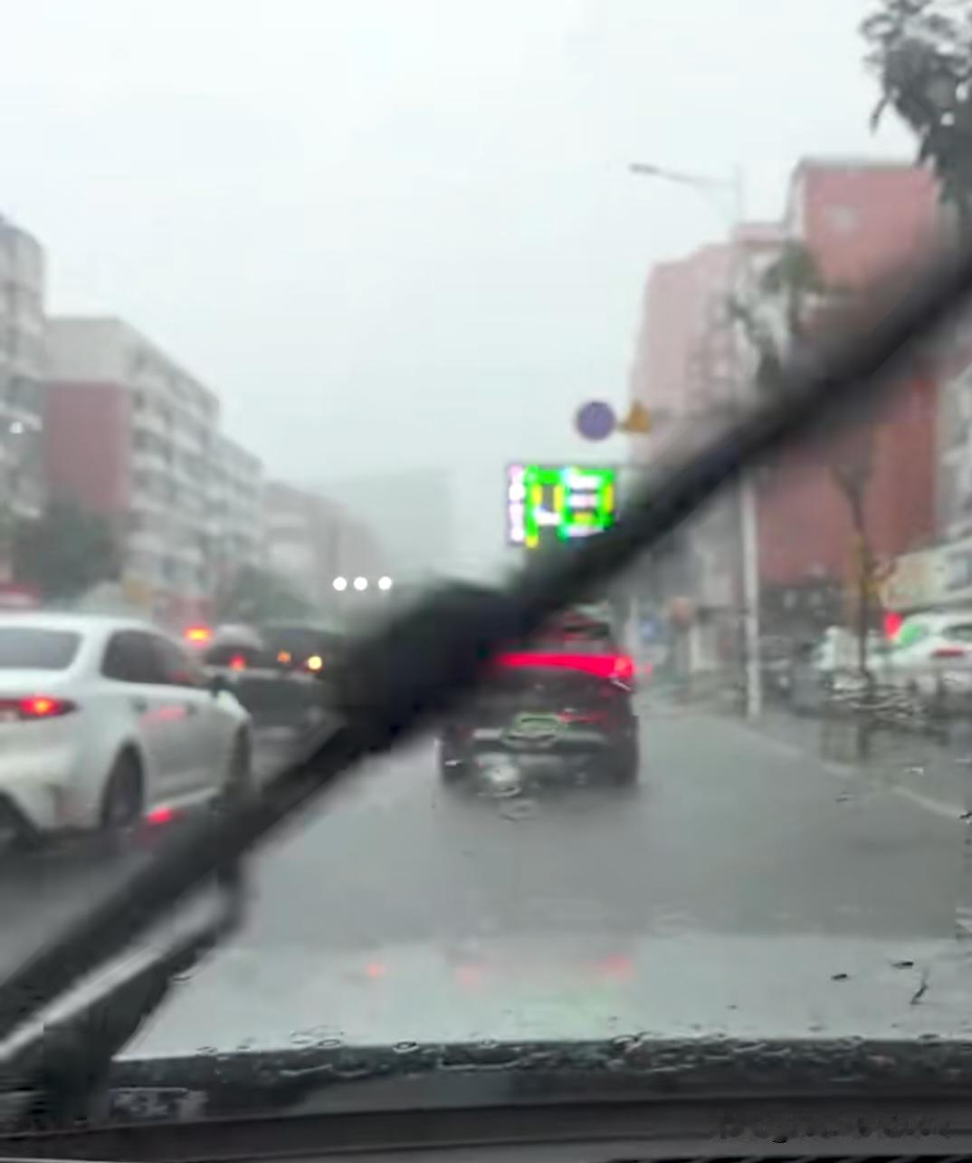 沈阳的暴雨，前面这车掉下来是电机还是发动机？已顺产