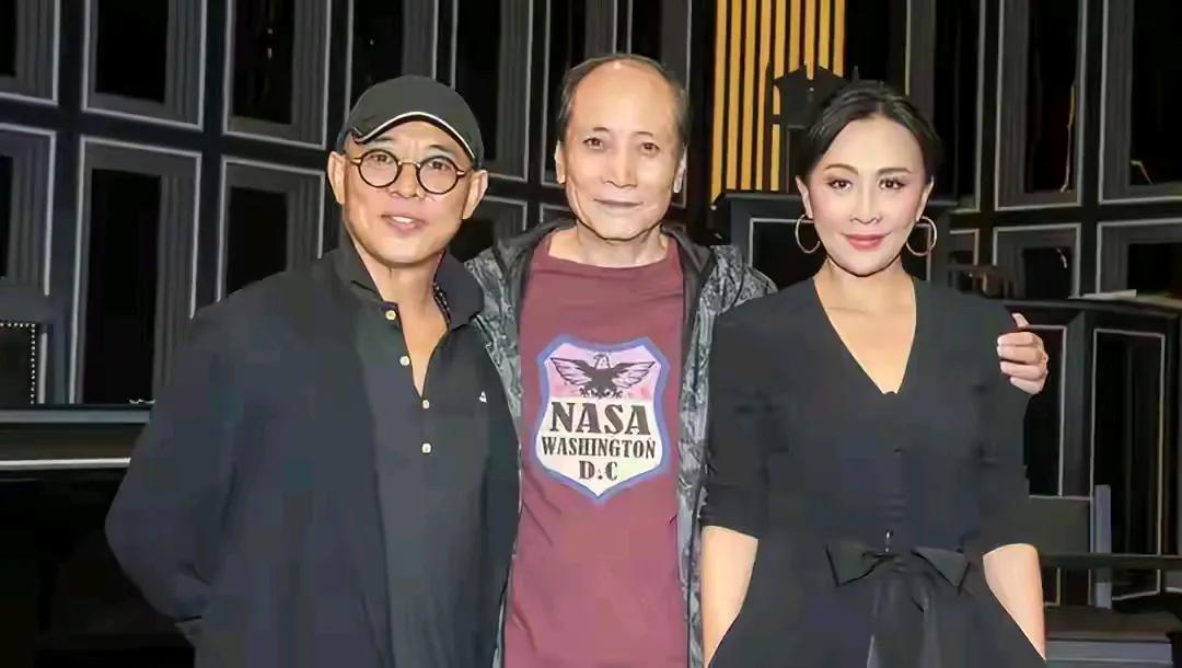 李连杰和岳父大人的合影，瘦下来的利智像极了父亲。话说，女儿随爹命好，其实她也是好