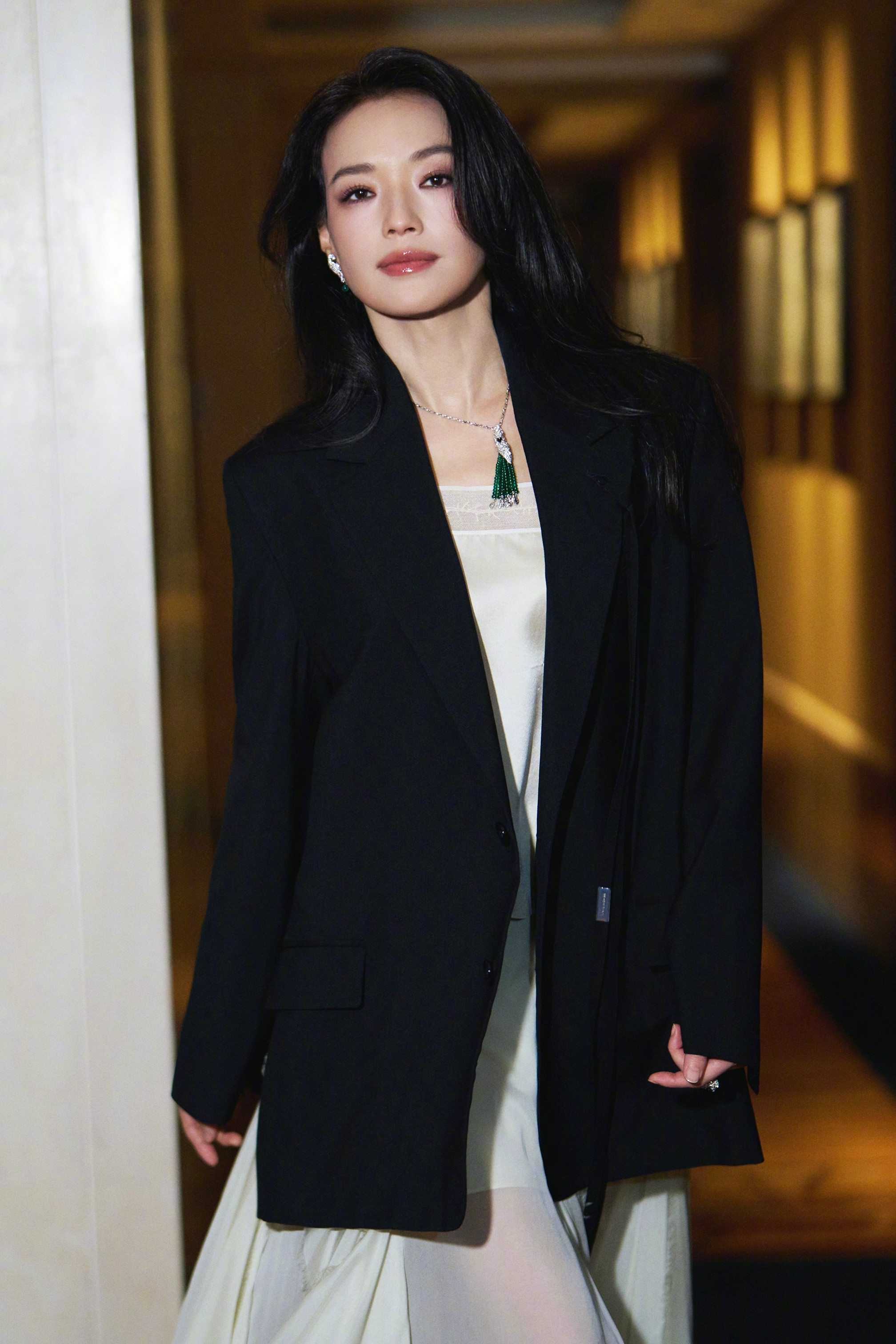 今日，出席微博之夜的舒淇｜造型，身穿AnnDemeulemeester西装配长