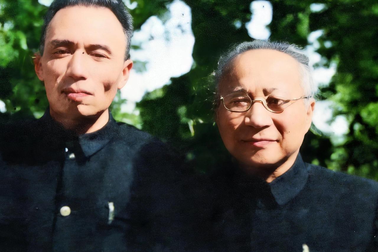 1951年，汪海粟和大将张云逸，在江苏无锡参加一次会议的时候，一张罕见的合影，照