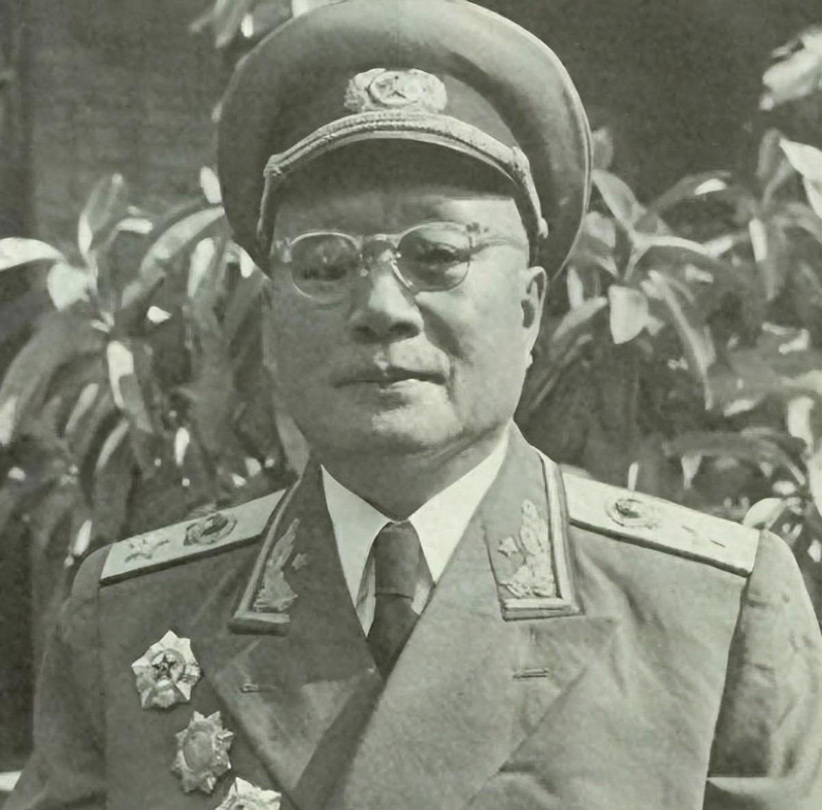 刘伯承筹办军校时建议陈毅担任政委，周总理却风趣大笑：你是不是想方便拿军校经费啊？