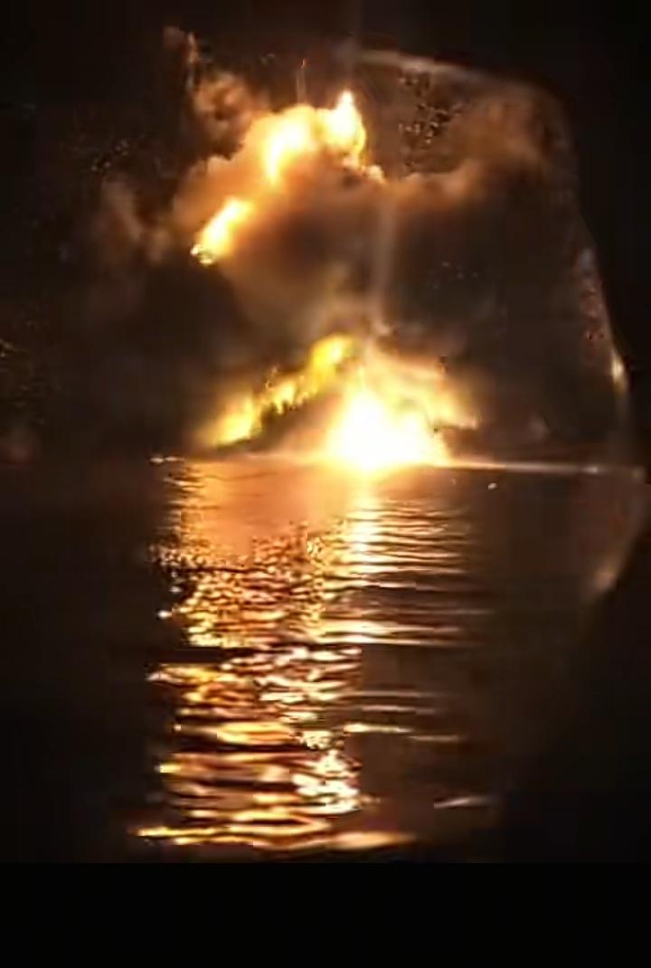 伊朗伊斯兰革命卫队发射两枚以上炮弹袭击美方游轮，现在火光滔天水波粼淌，游轮被袭击