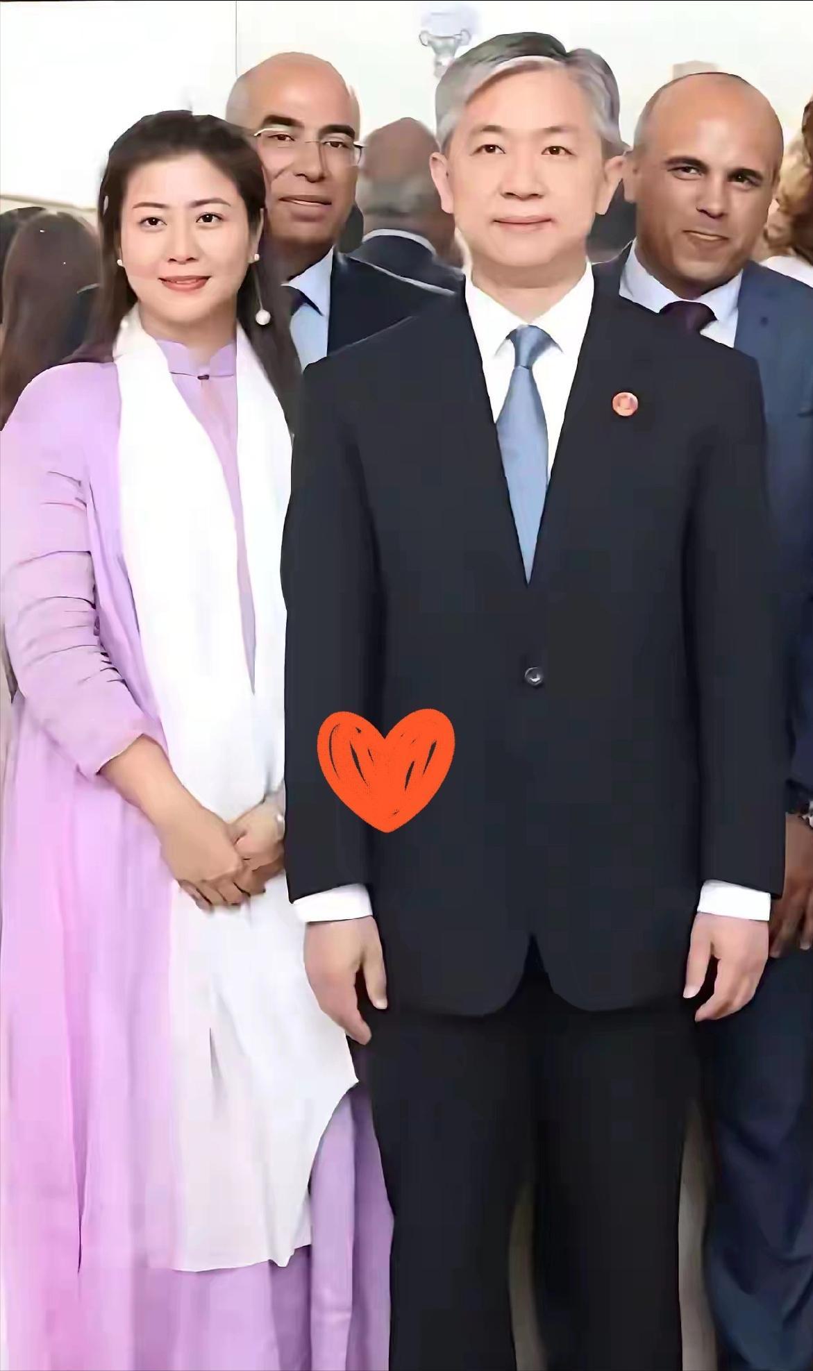 被汪文斌大使与夫人的一张合影戳到了！绝对堪称郎才女貌，天作之合~不愧是大国外