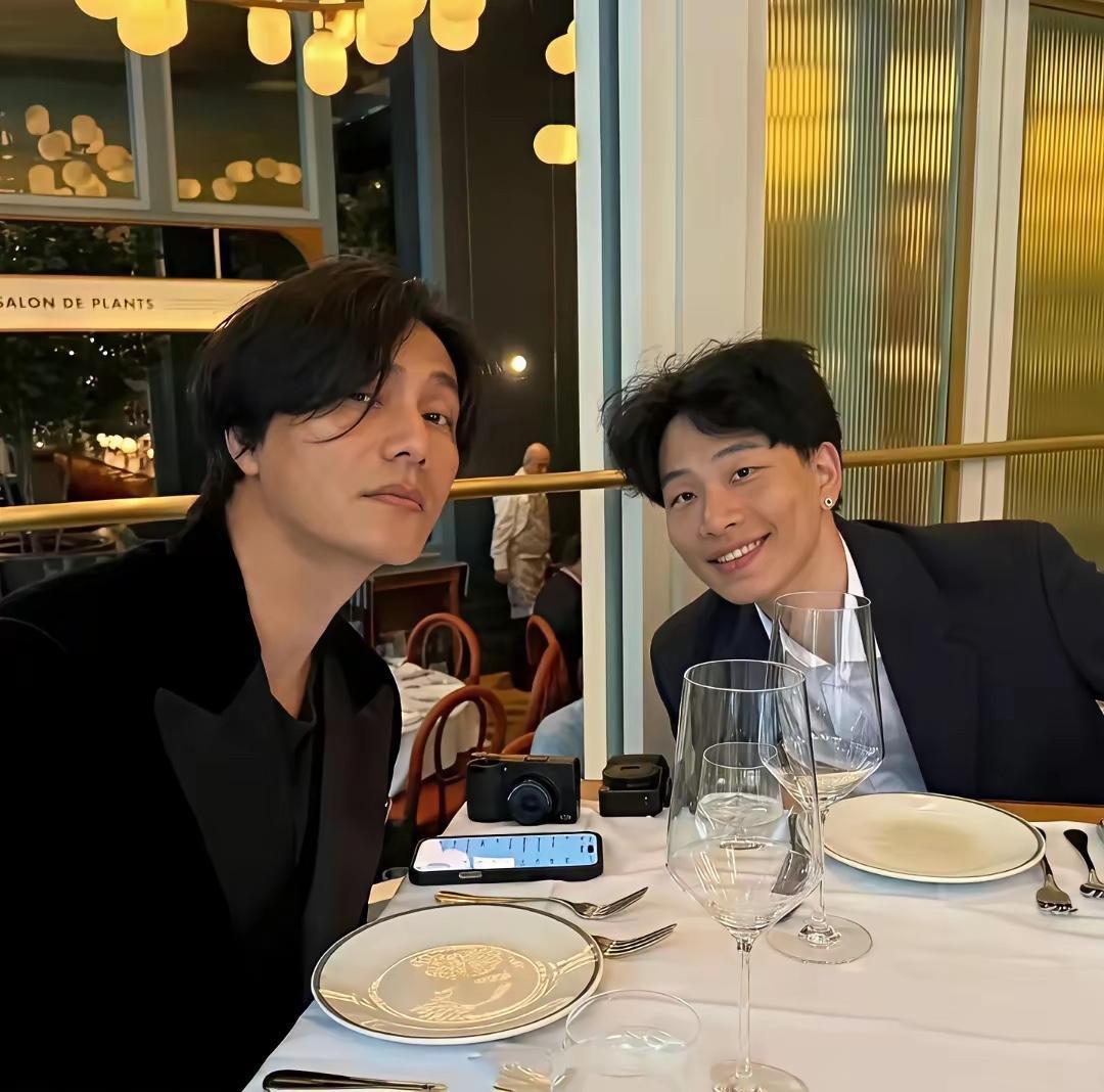 陈坤与儿子陈尊佑一起吃西餐时的画面，父子俩看着镜头合影。2025年5月22日