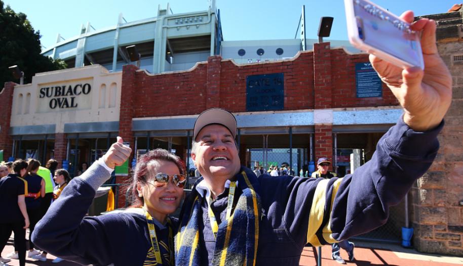 据了解，澳大利亚有一批华人，原本都是国内体制内的退休人员，五十岁时来到澳大利亚，