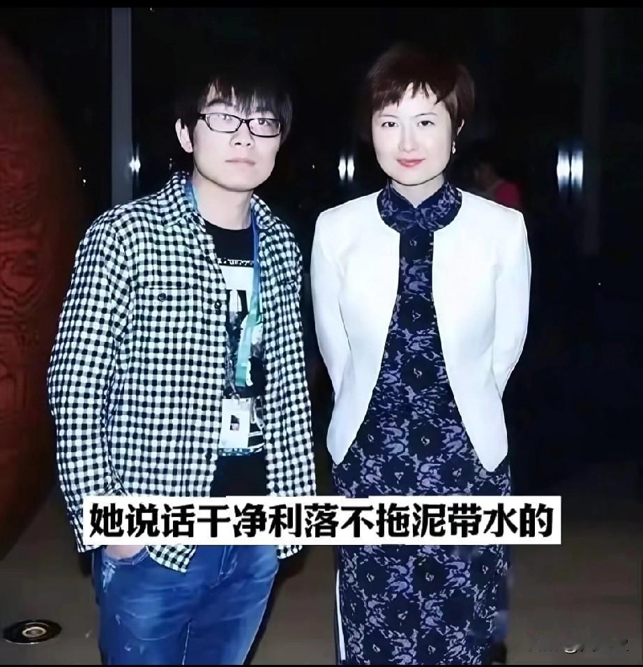 看右边是谁？她就是当年在央视非常红，主持风格有点像敬一丹，如今已经离开央视了，