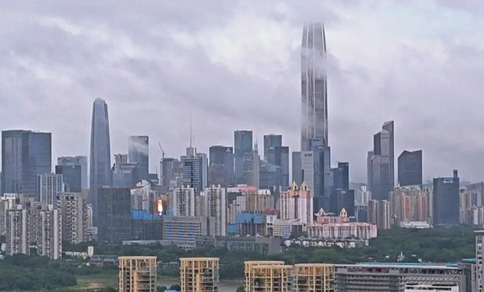 2025年8月5日，深圳大暴雨之后的中心区，暴雨持续两天了，把城市冲洗了好几遍，