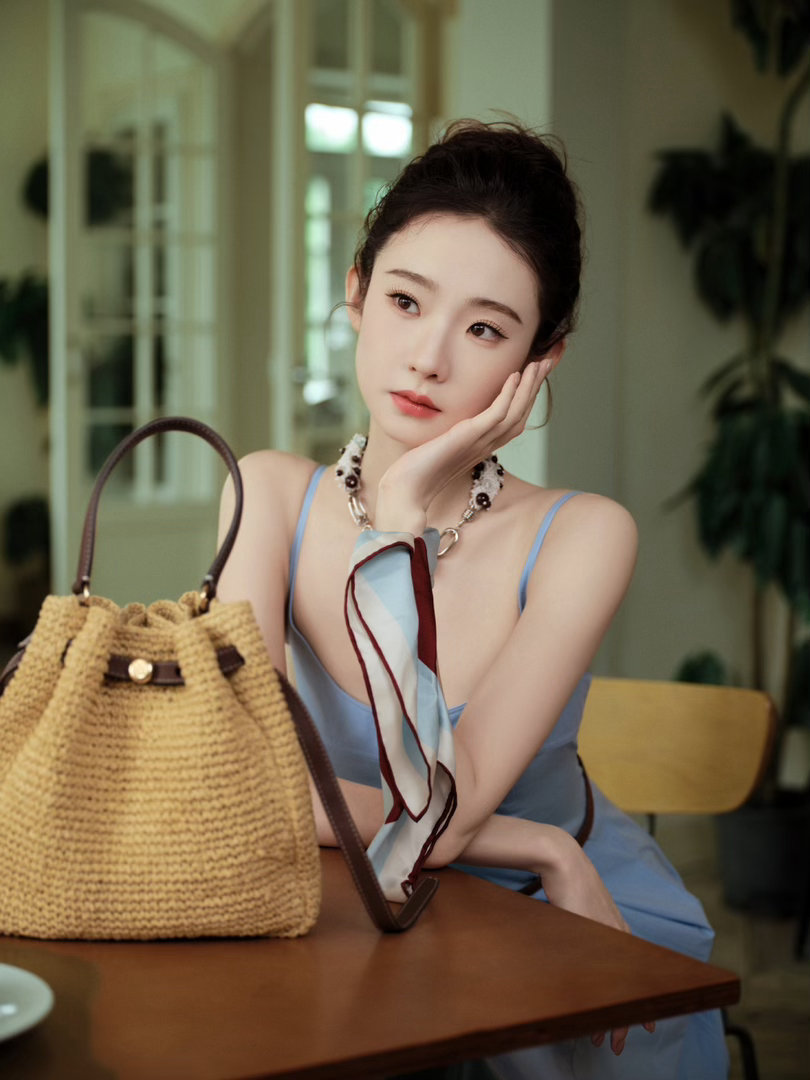 张艺凡人前人后两副面孔张艺凡人前女明星人后不认识哈哈哈哈张艺凡你是不是忘了有监