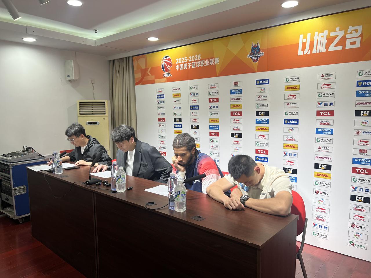 赛后输给辽宁！山东男篮主帅邱彪恢复平静，深情表达：不管什么时候输了球，教练永远要