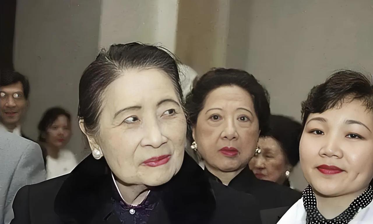 孔令仪和小姨宋美龄的合影，她曾在2007年低调回国探亲，次年病逝美国孔令仪，