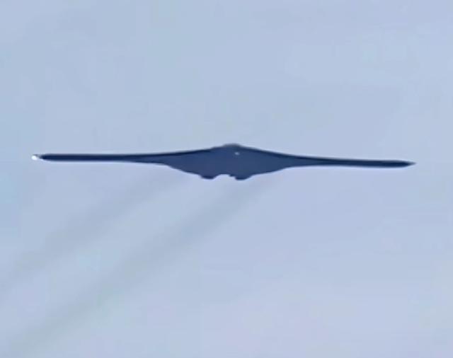 轰20为何如此震惊西方？电磁弹射被攻克了，双五代机被攻克了，连六代机都已经试飞，