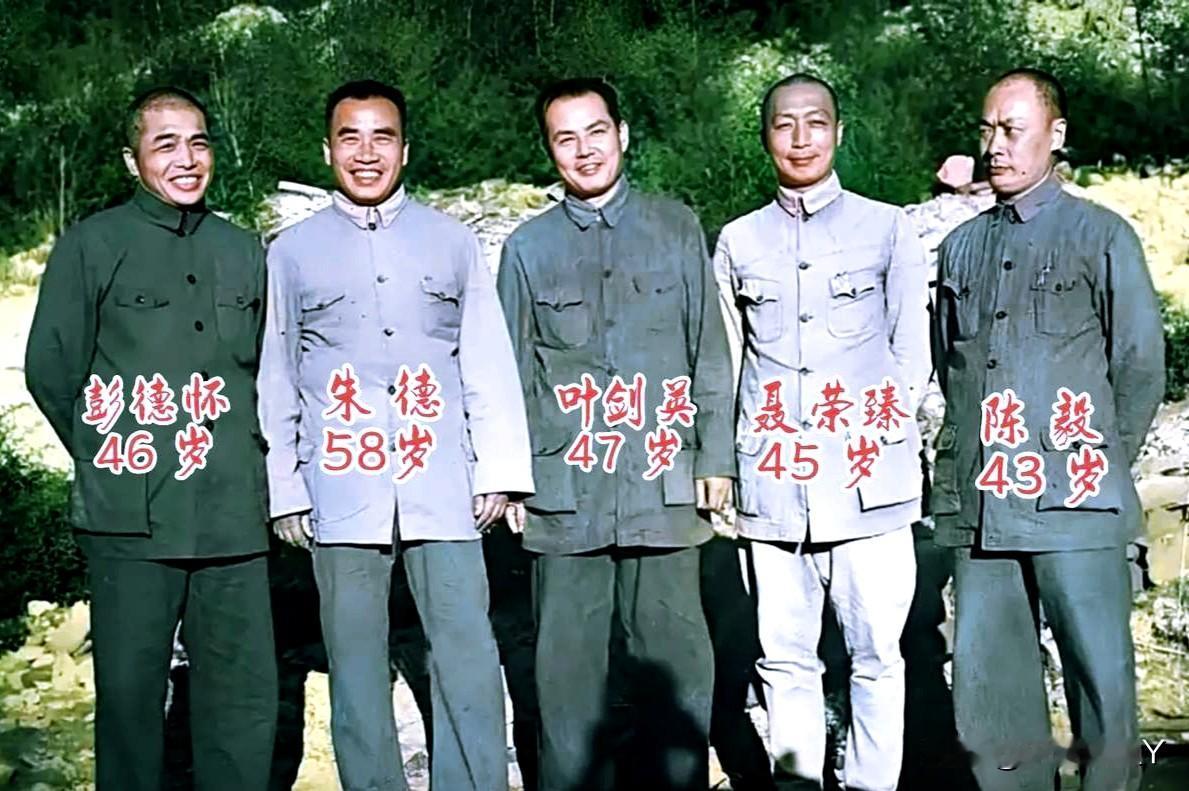 一九四四年，在延安期间的五位元帅。这可不是演戏，也绝不是演员所饰演，而是当时他们