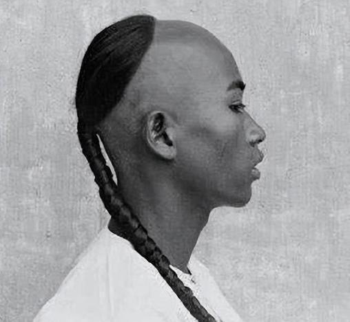 1645年，清军入关不久，多尔衮颁布剃发令，要求全国男子剃去前额头发，留辫垂后。