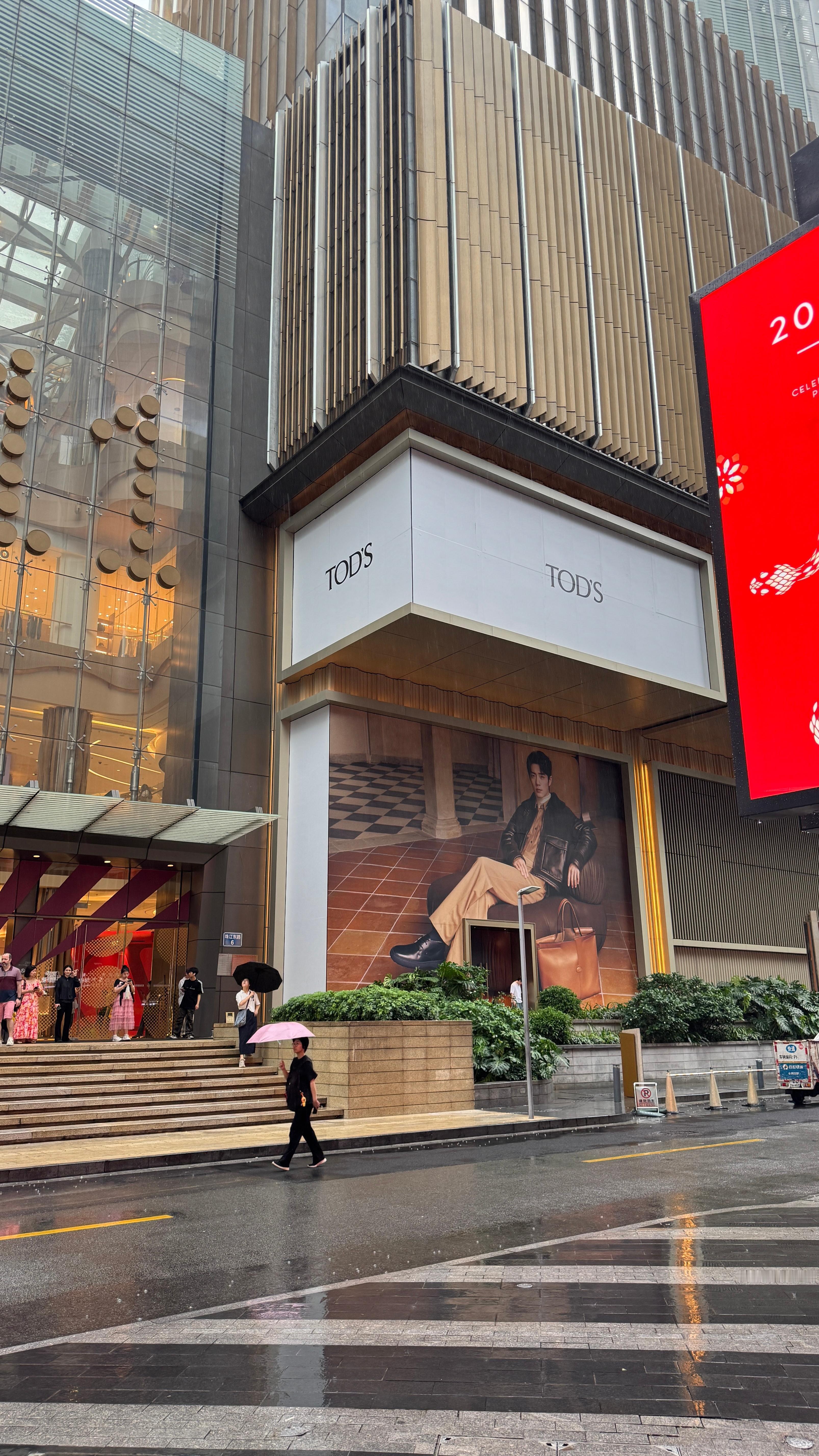 今日广州一日游，k11广场偶遇肖战，要不是下雨我都要去打个卡了[笑着哭][笑c
