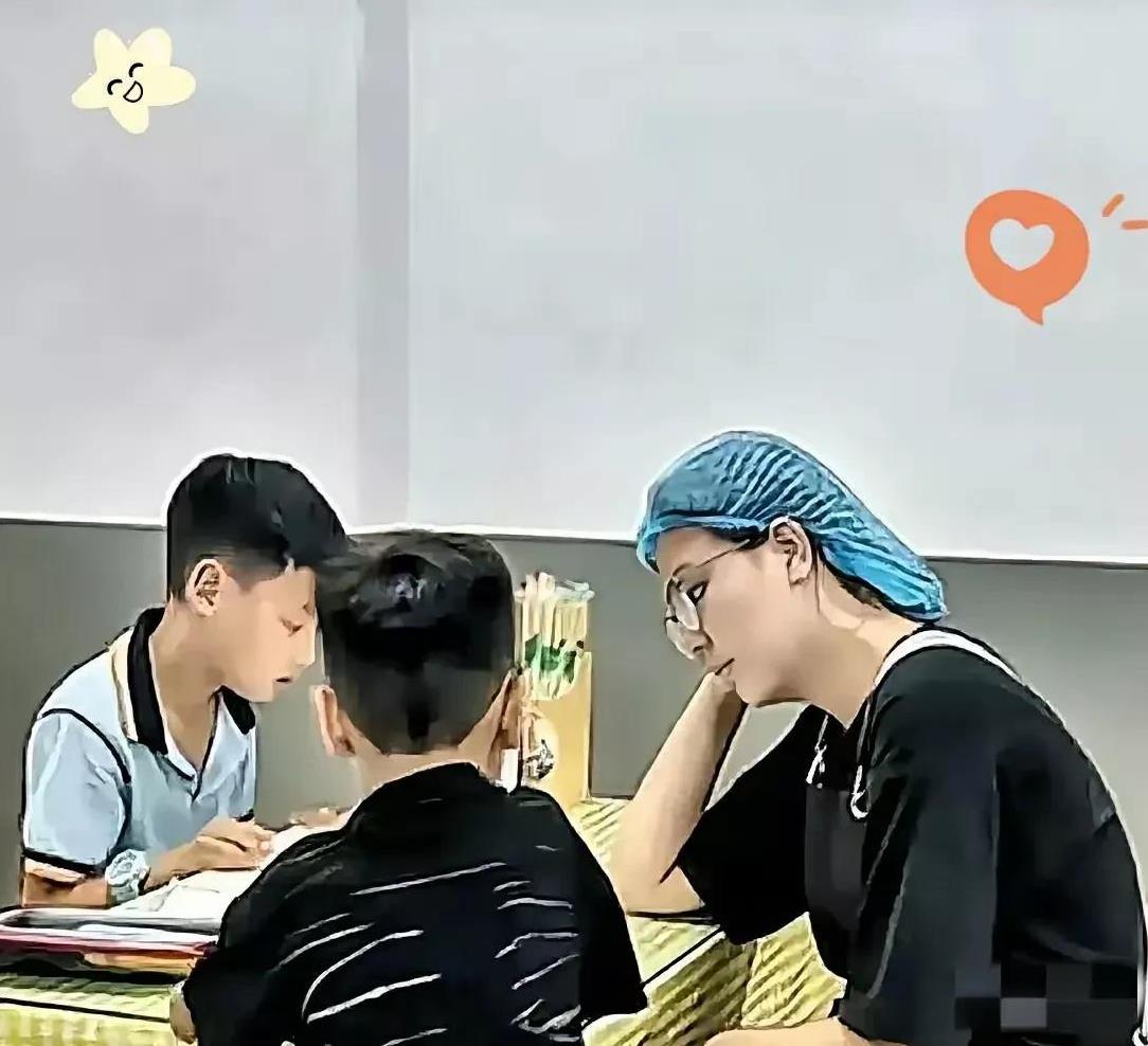 在一家餐馆吃饭，进来一名男生问老板要不要暑假工，老板说不缺人。看着男孩失落的表情