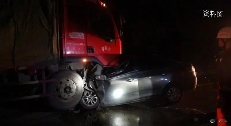 钦州市发生严重交通事故，又是凌晨车祸致4死1伤。事发11月4日凌晨3点左右，在广