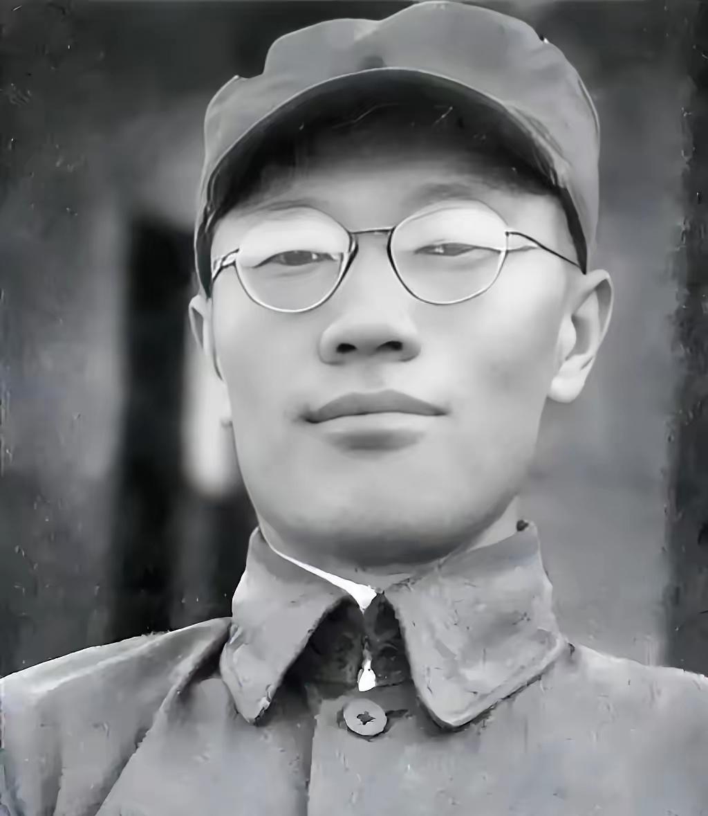 南京保卫战，全团打光，他一个人活着爬出来。被蒋介石下令秘密枪决，他翻墙跑了。被日