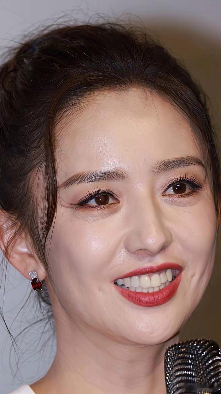 佟丽娅不愧是素颜女神！就算褪去精致妆容，颜值依旧能打，气质更是清新脱俗！