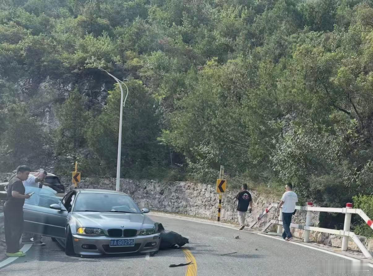 型车街拍今天发生在京郊山路的事故，京牌手动宝马E46M3，太可惜了。