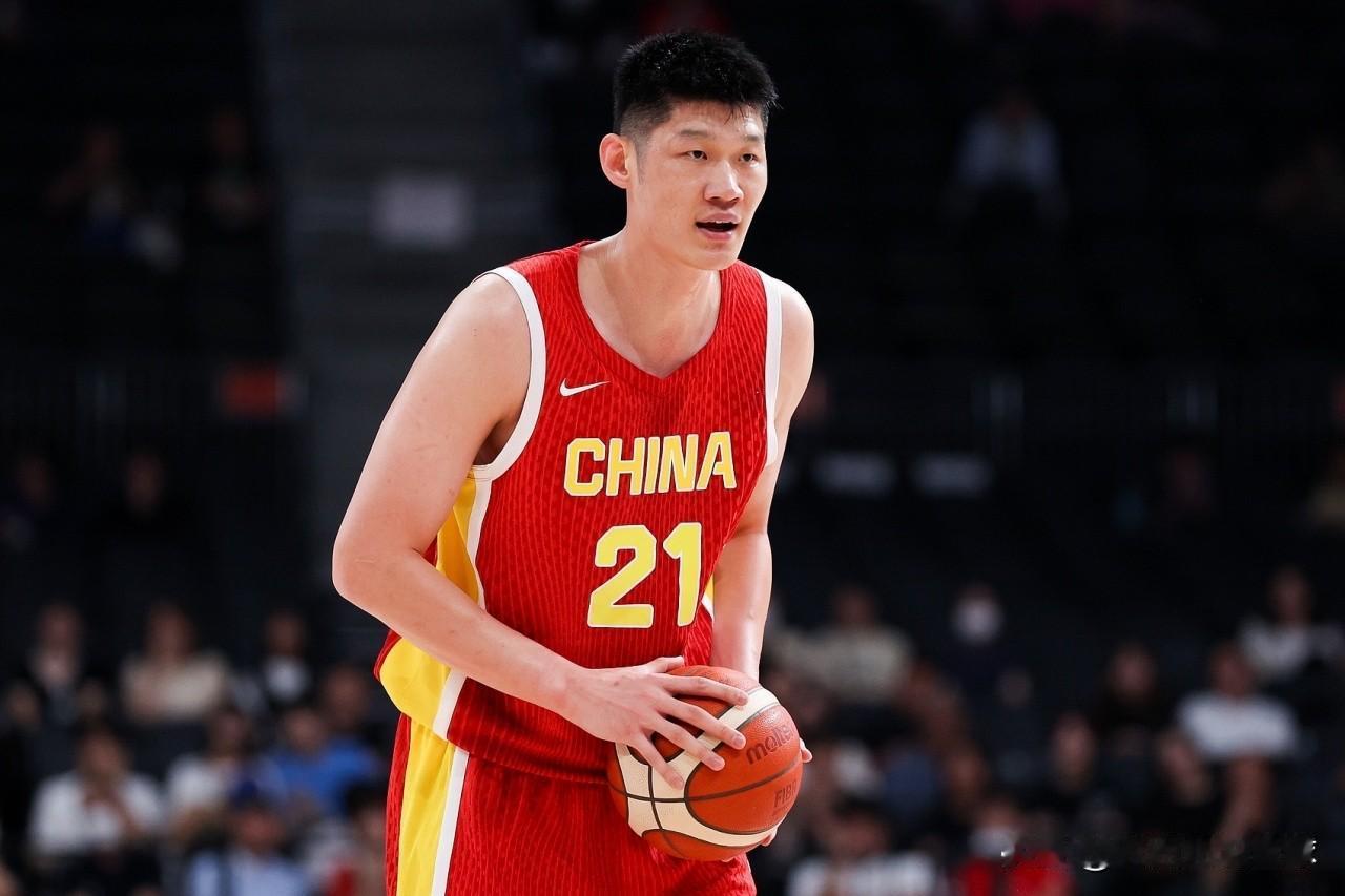 突然发现！胡金秋和周琦，完全就是两个极端！周琦2米16的身高配上2米33的臂展，往篮下一站就是天然的
