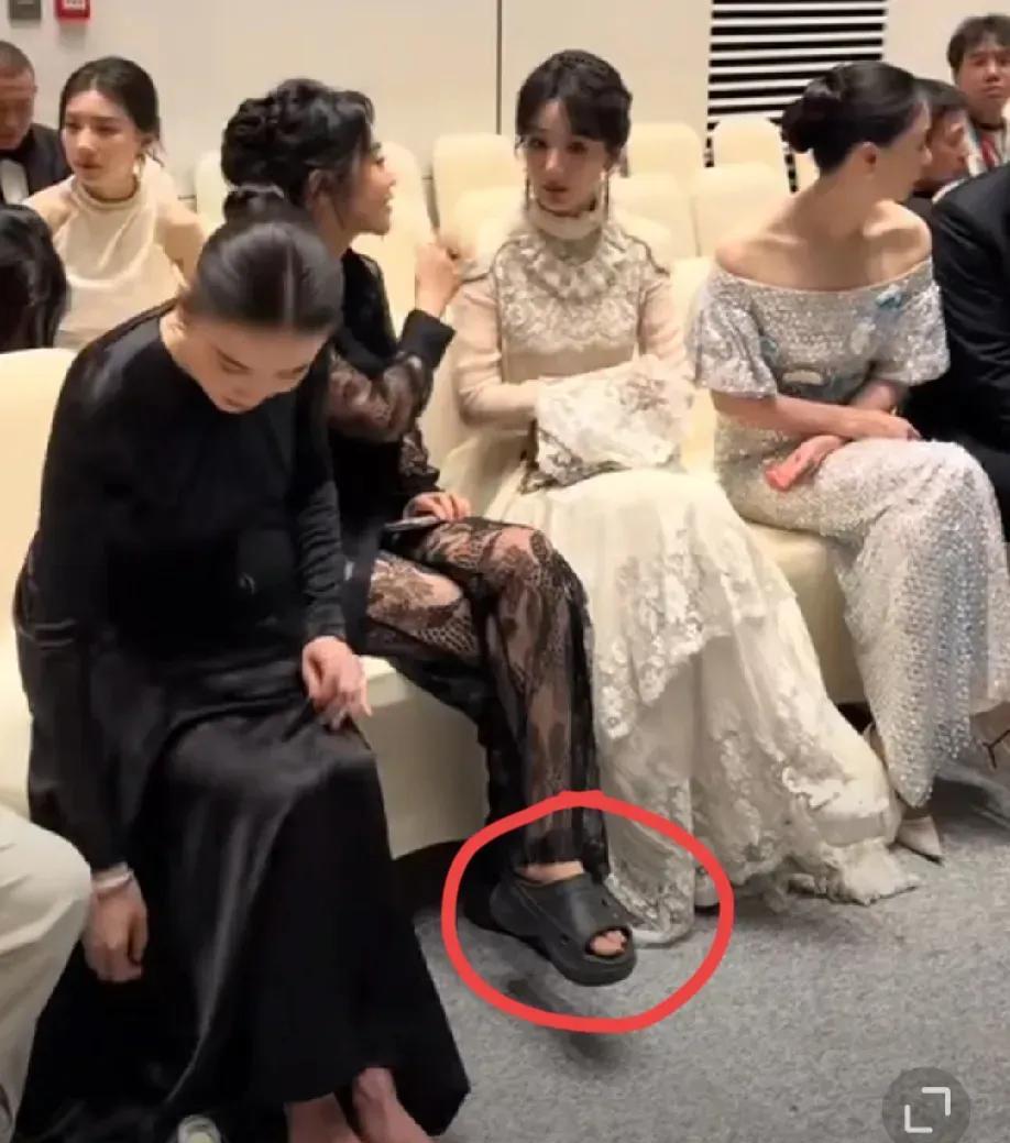 闫妮，我猜她肯定知道得不了白玉兰奖吧？颁奖典礼居然穿个拖鞋就来了。把旁边的宋佳都