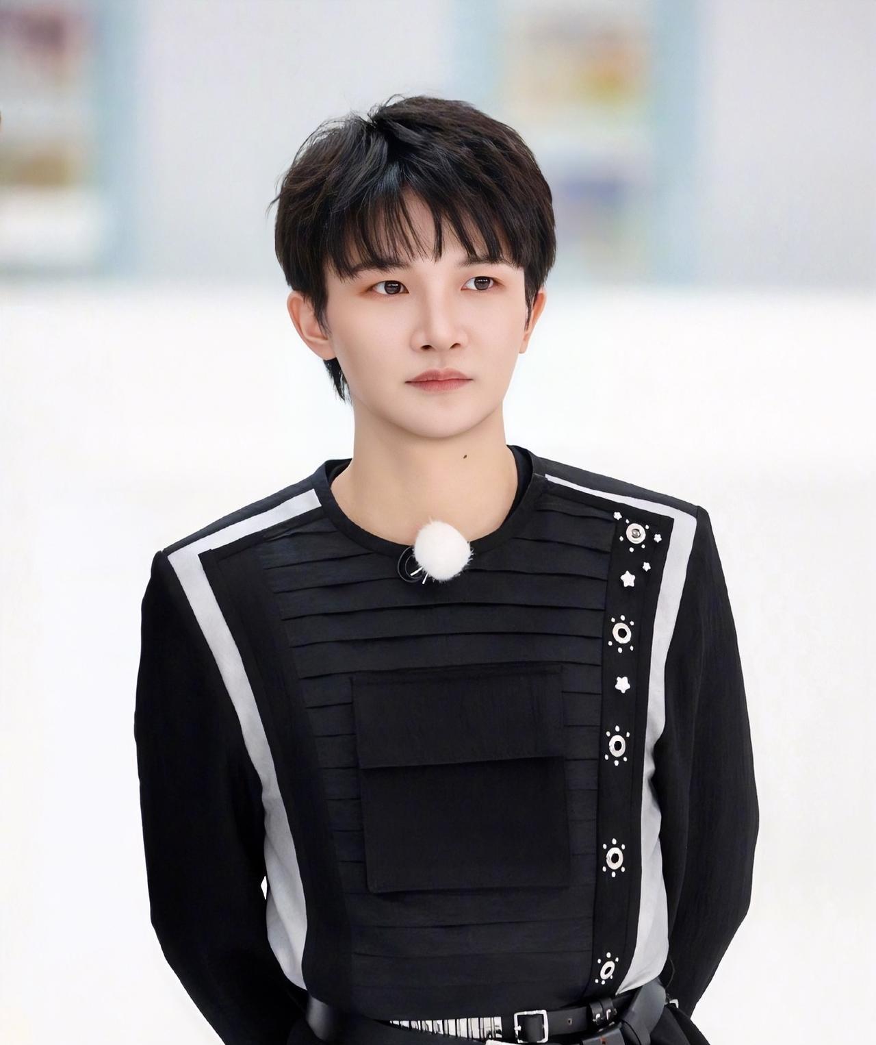 通过周深被拖拽这件事，终于明白了为什么跑男这么多老成员退出了，不是因为节目不
