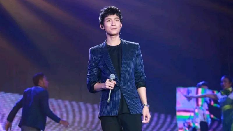 陈楚生面对“难听”评价，估计内心OS：“我这独特嗓音是限量版，哪能人人懂欣赏？”
