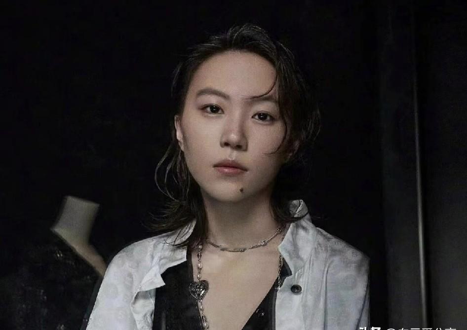 王菲女儿和她长得不像？别被骗了，她传下去的东西比脸狠十倍。窦靖童亲口说，王菲