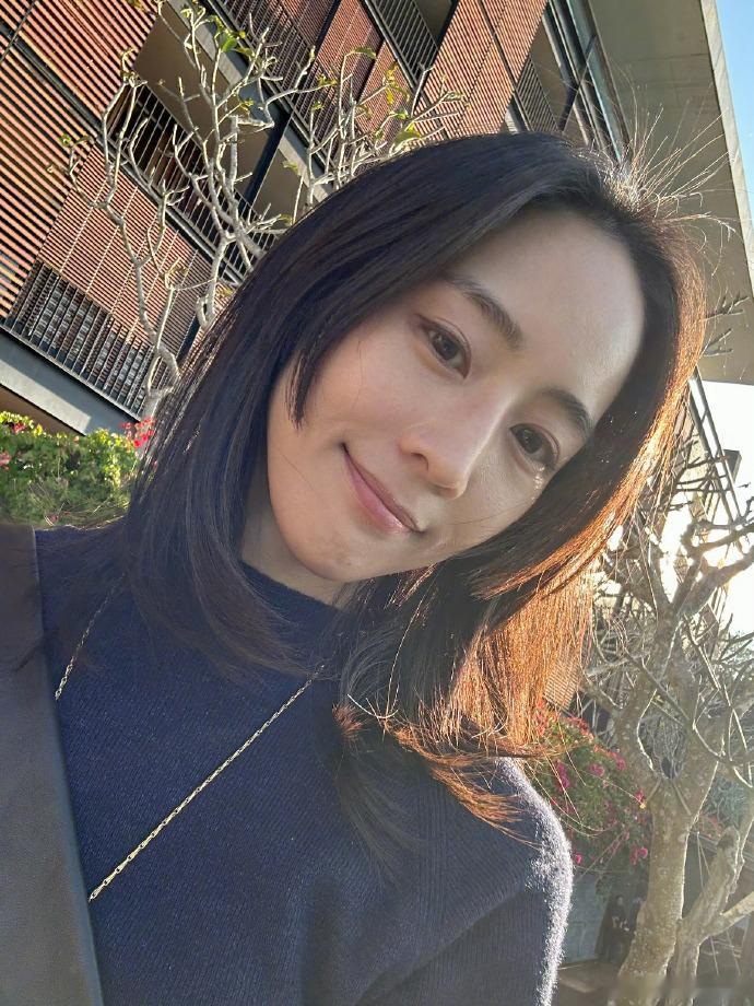 张钧甯去修马路了张钧甯时尚COSMO七月刊封面预告拿刷子刷马路、站路中间拍封面
