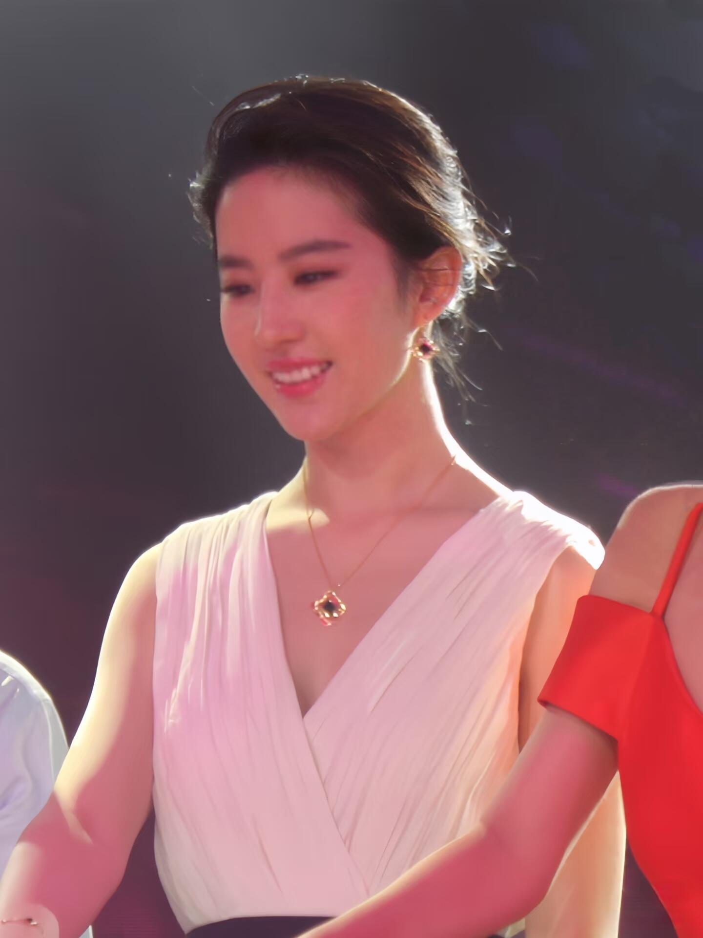刘亦菲好像在发光