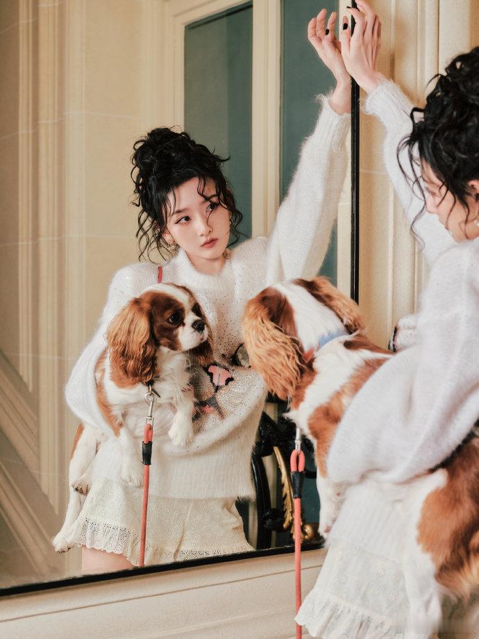 宋祖儿慵懒小猫咪抓到一只慵懒小猫咪，轻轻松松被祖鹅美到啦～[抱抱]🤩​​