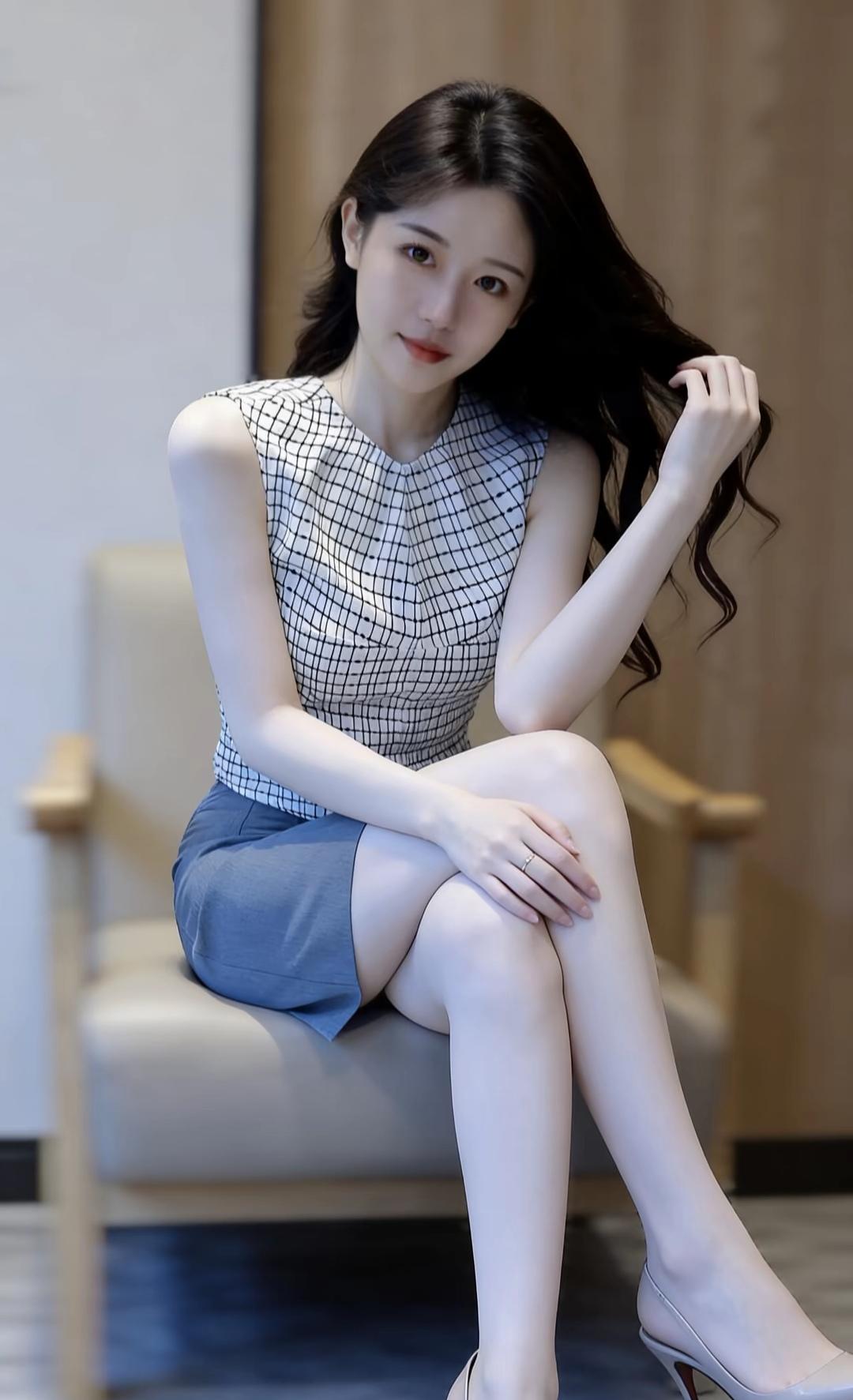 优雅气质，黑白格纹连衣裙，轻松坐享时光。