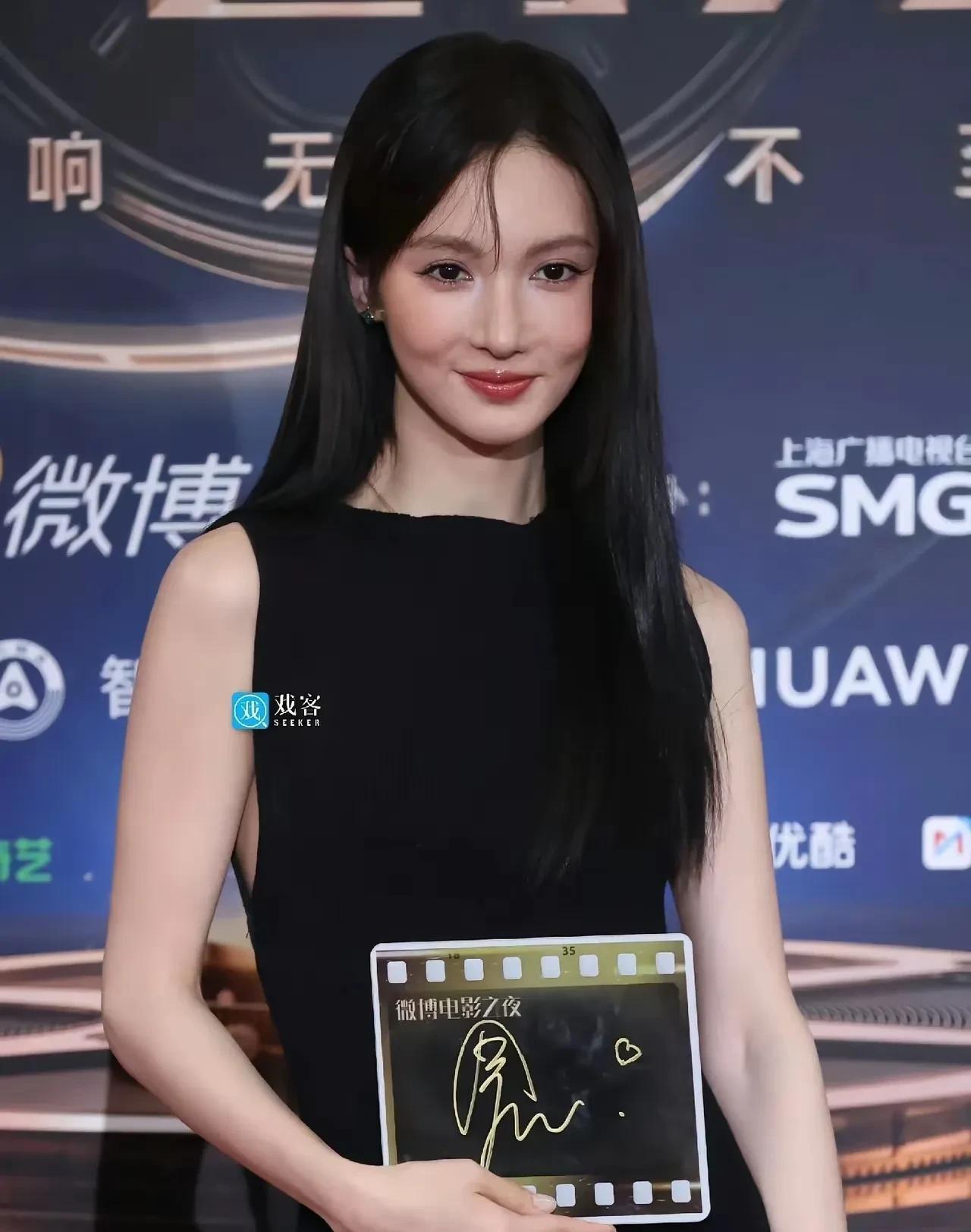 笑死人了，网友调侃金晨的脸：苹果肌在脸上各演各的。别的女明星都是靠颜值取胜，金