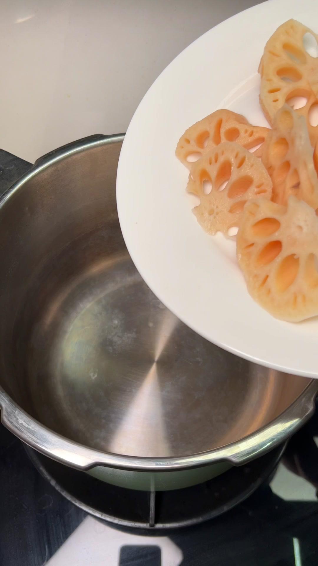 🍲大厨教你一招，汤鲜味美营养翻倍！这道山药玉米排骨汤，食材搭配堪称完美，喝完胃