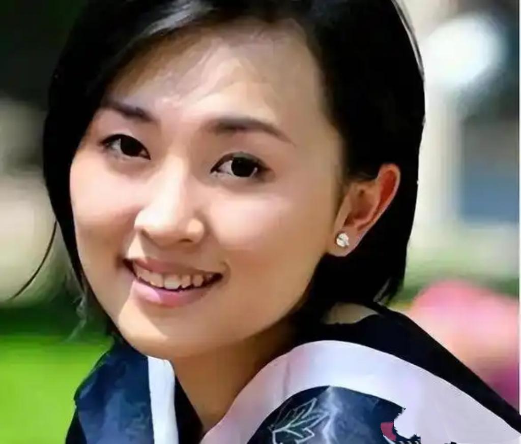 曾是央视才女，光芒万丈，却远赴国外后陷入困境，吃狗食、遭禁闭，瘦成“皮包骨”，令