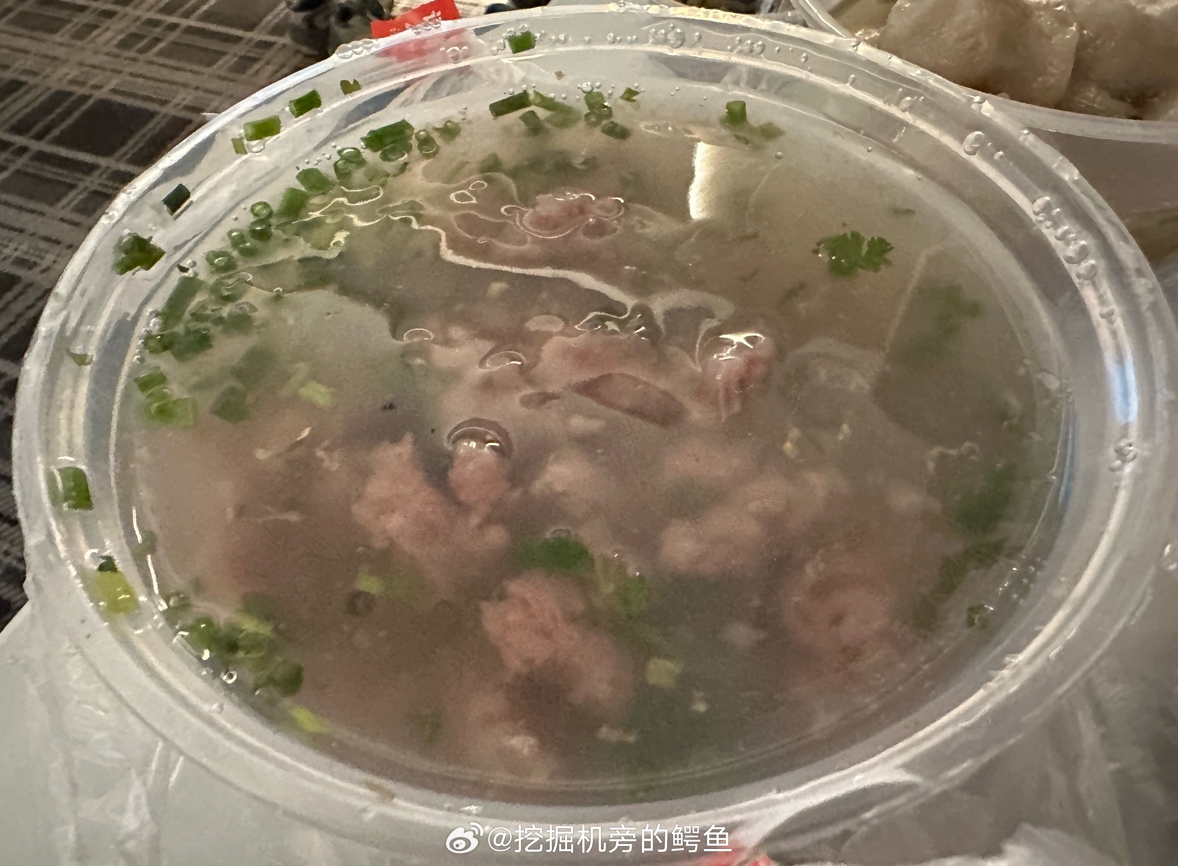 瑞金牛肉汤的味道似曾相识，不知道在哪吃过宁都肉丸跟小鱼丸的味道差不多，石城芋饺原