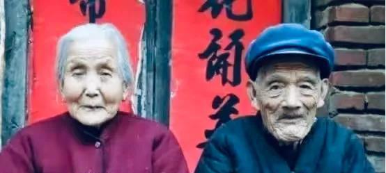 1987年，70岁蒋红英与小超市店主唠嗑，得知店主爷爷当红军经历时，心里咯噔一下